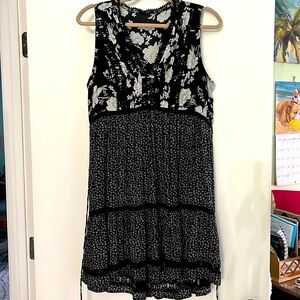 Black and WhiteV-neck tiered dress